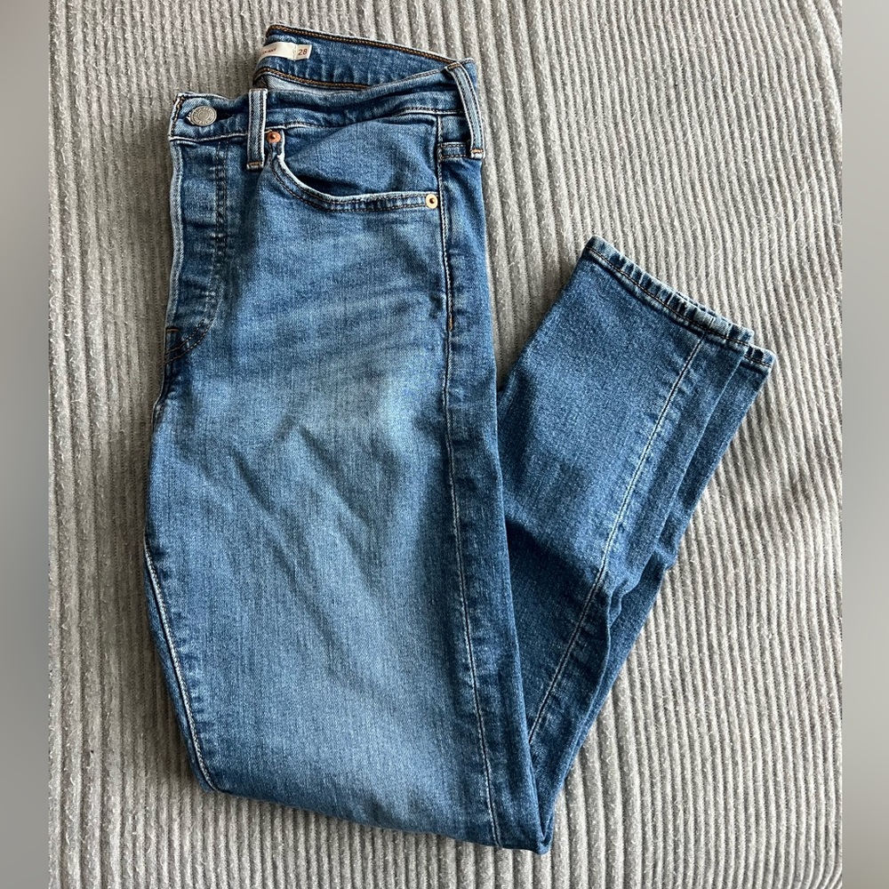 Levi Wedgie Skinny Jean